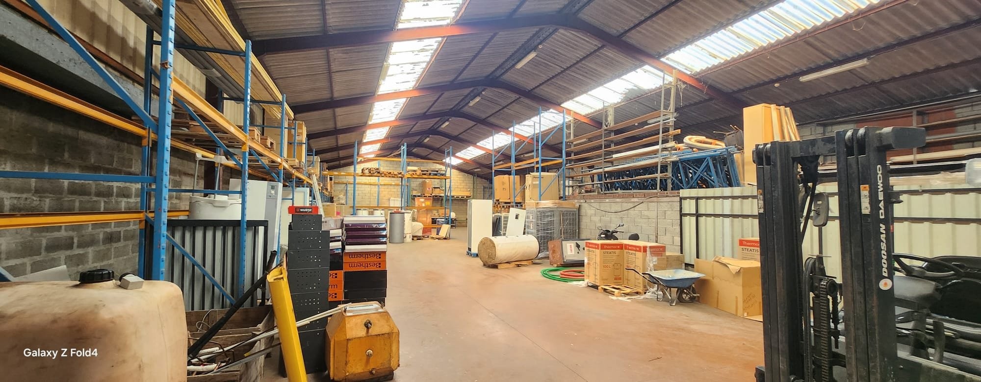 À la vente Bâtiment de stockage avec bureaux — photo 1
