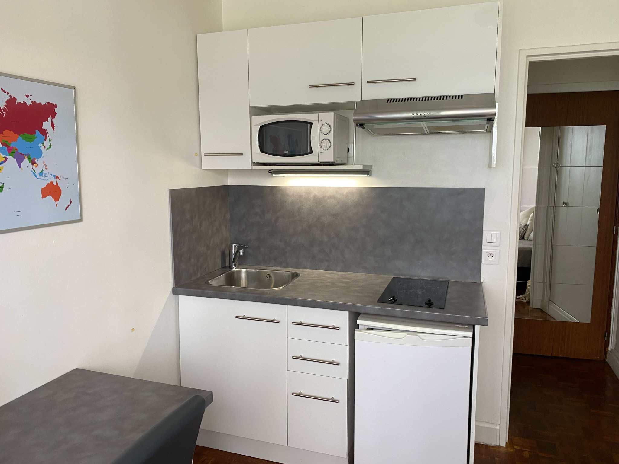Canal St Martin, 29 rue Louis BLANC Studio meublé 13m2   RdC   Prêt à louer   Cave — photo 2