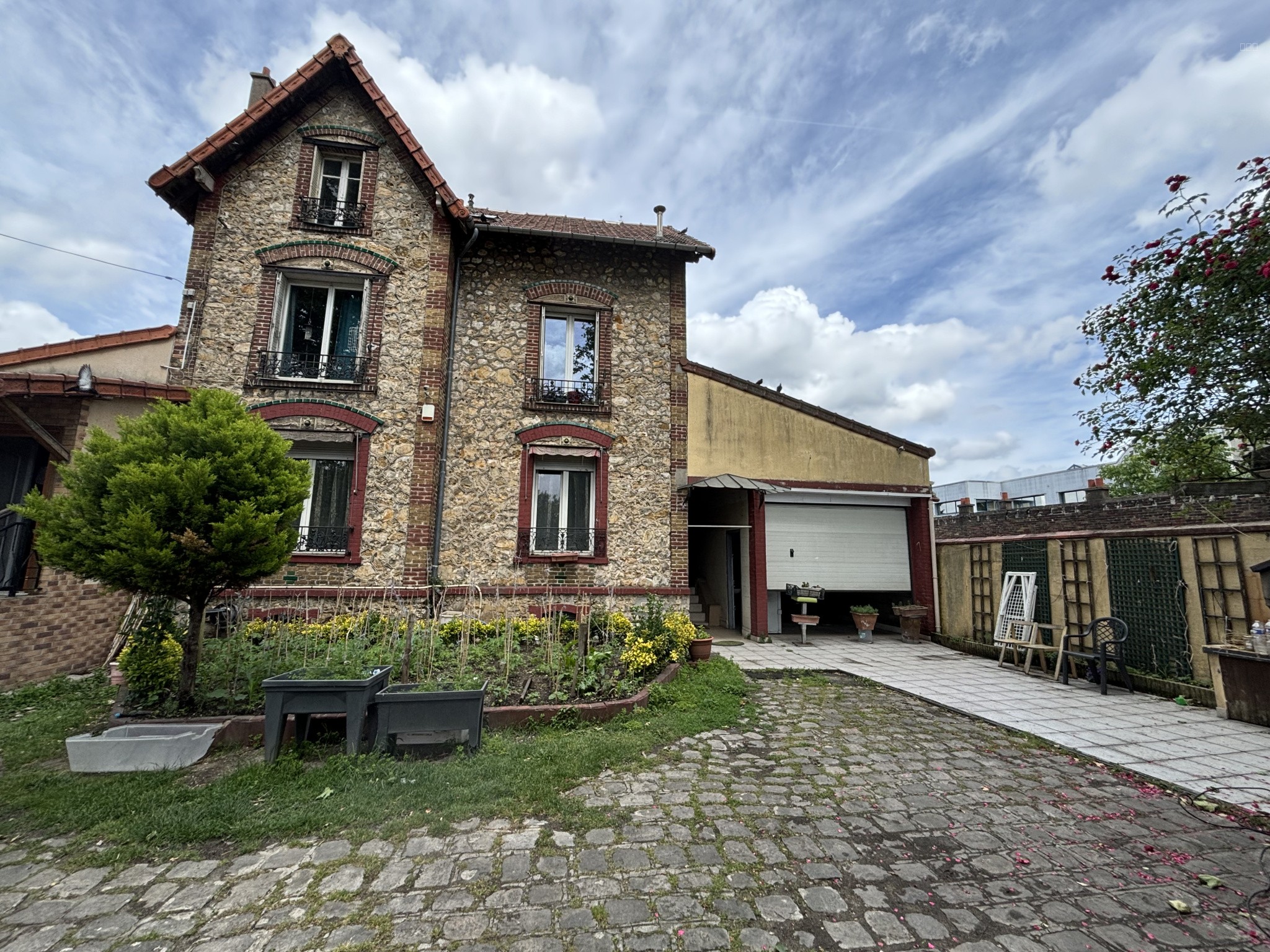 Appartement 4 pièces avec studio indépendant et garages — photo 1
