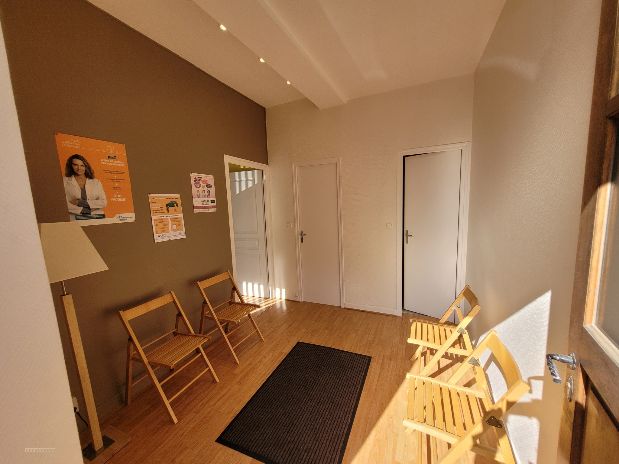 STUDIO REZ DE CHAUSSEE - CENTRE VILLE AUNEAU — photo 2