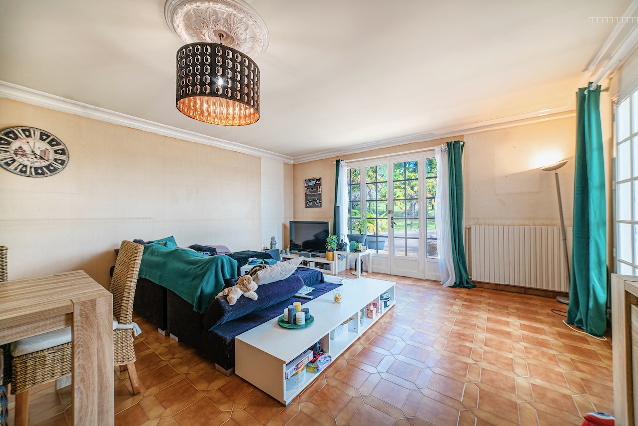 Vue exceptionnelle et beaux volumes pour cette belle maison proche du centre de Villeneuve sur Lot — photo 13