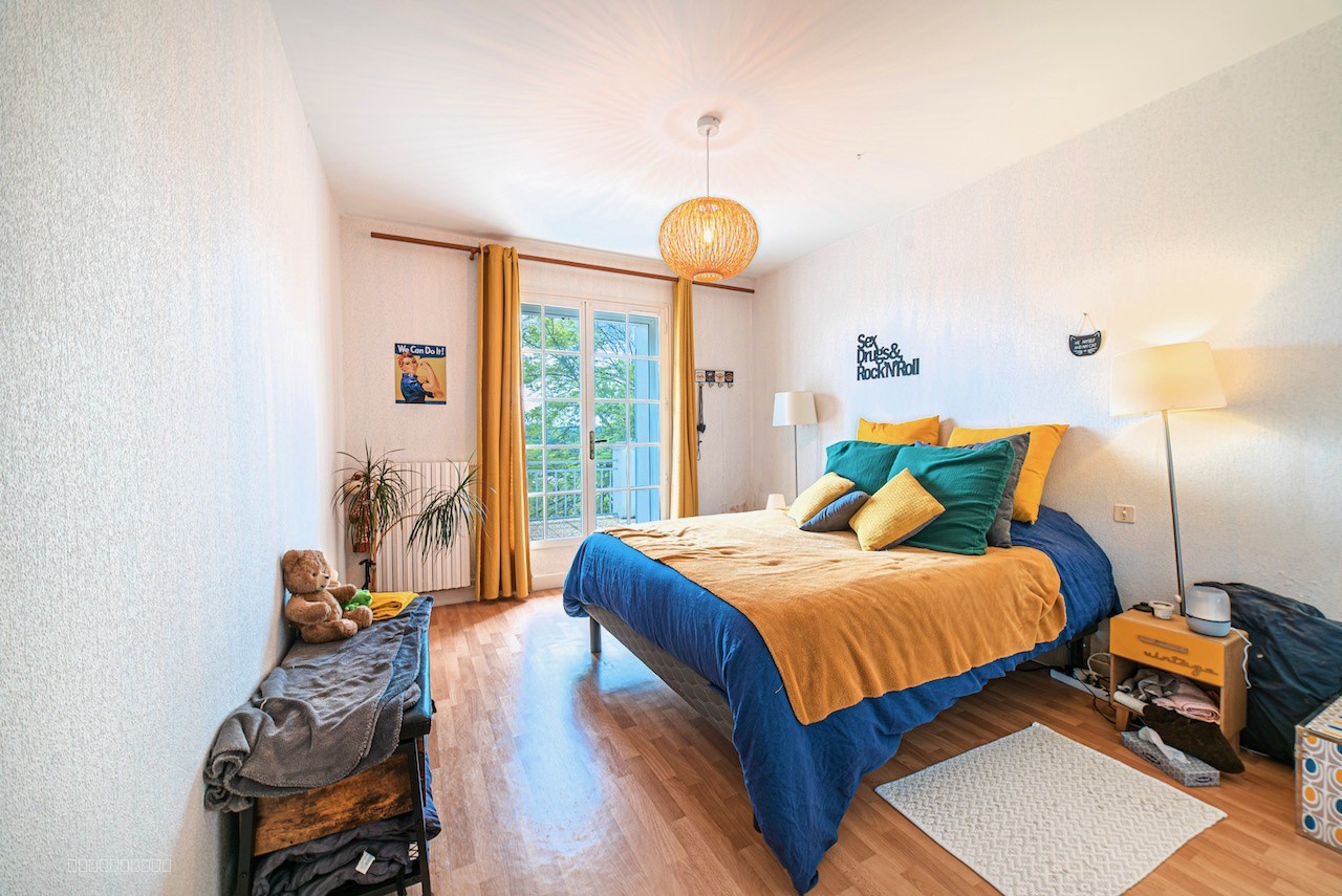 Vue exceptionnelle et beaux volumes pour cette belle maison proche du centre de Villeneuve sur Lot — photo 16