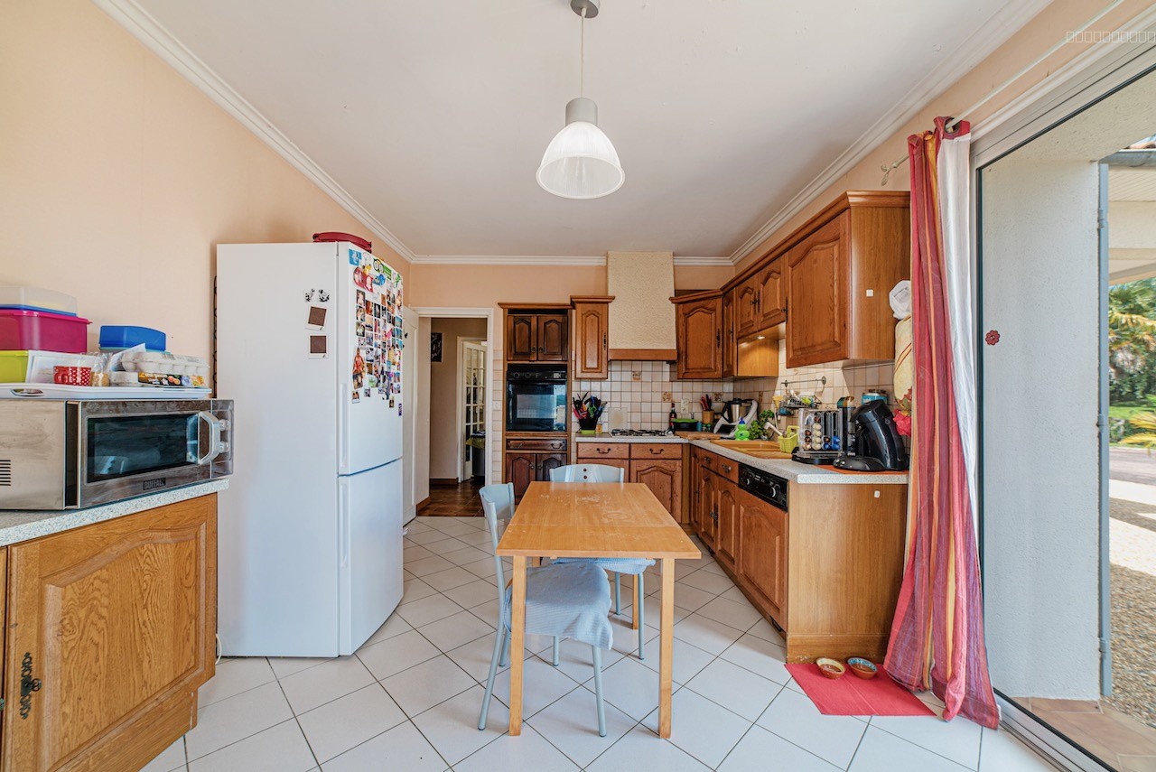 Vue exceptionnelle et beaux volumes pour cette belle maison proche du centre de Villeneuve sur Lot — photo 11
