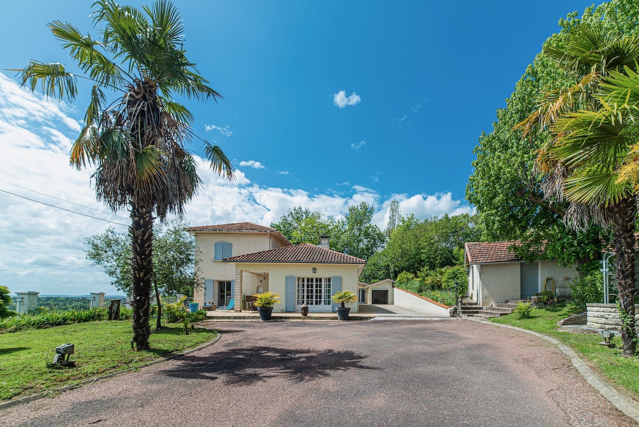 Vue exceptionnelle et beaux volumes pour cette belle maison proche du centre de Villeneuve sur Lot — photo 5