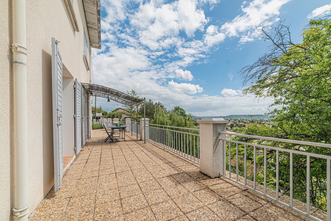 Vue exceptionnelle et beaux volumes pour cette belle maison proche du centre de Villeneuve sur Lot — photo 2