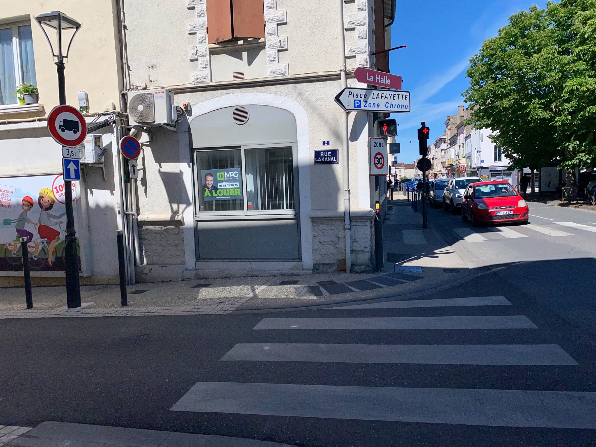 VILLENEUVE SUR LOT, maison de ville rénovée à proximité immédiate des commerces — photo 7
