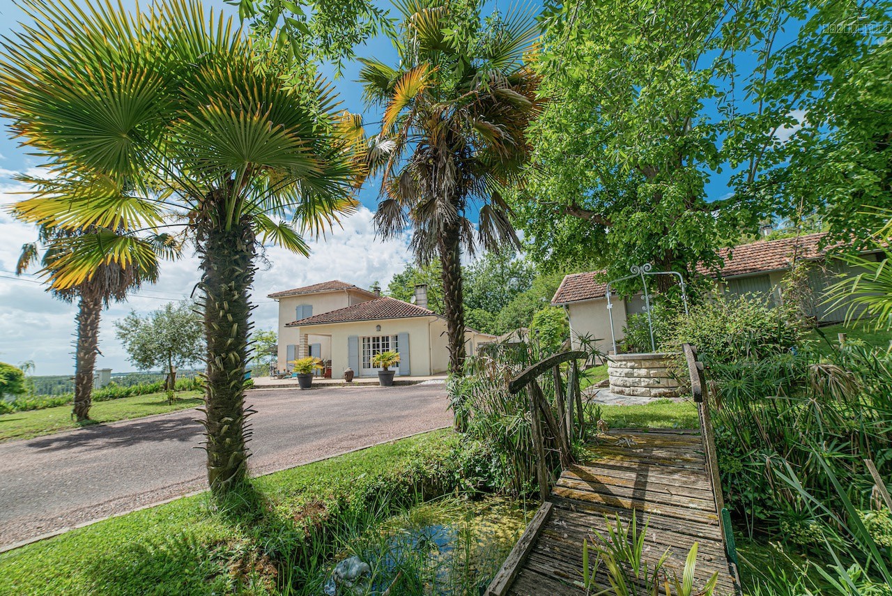 Vue exceptionnelle et beaux volumes pour cette belle maison proche du centre de Villeneuve sur Lot — photo 9