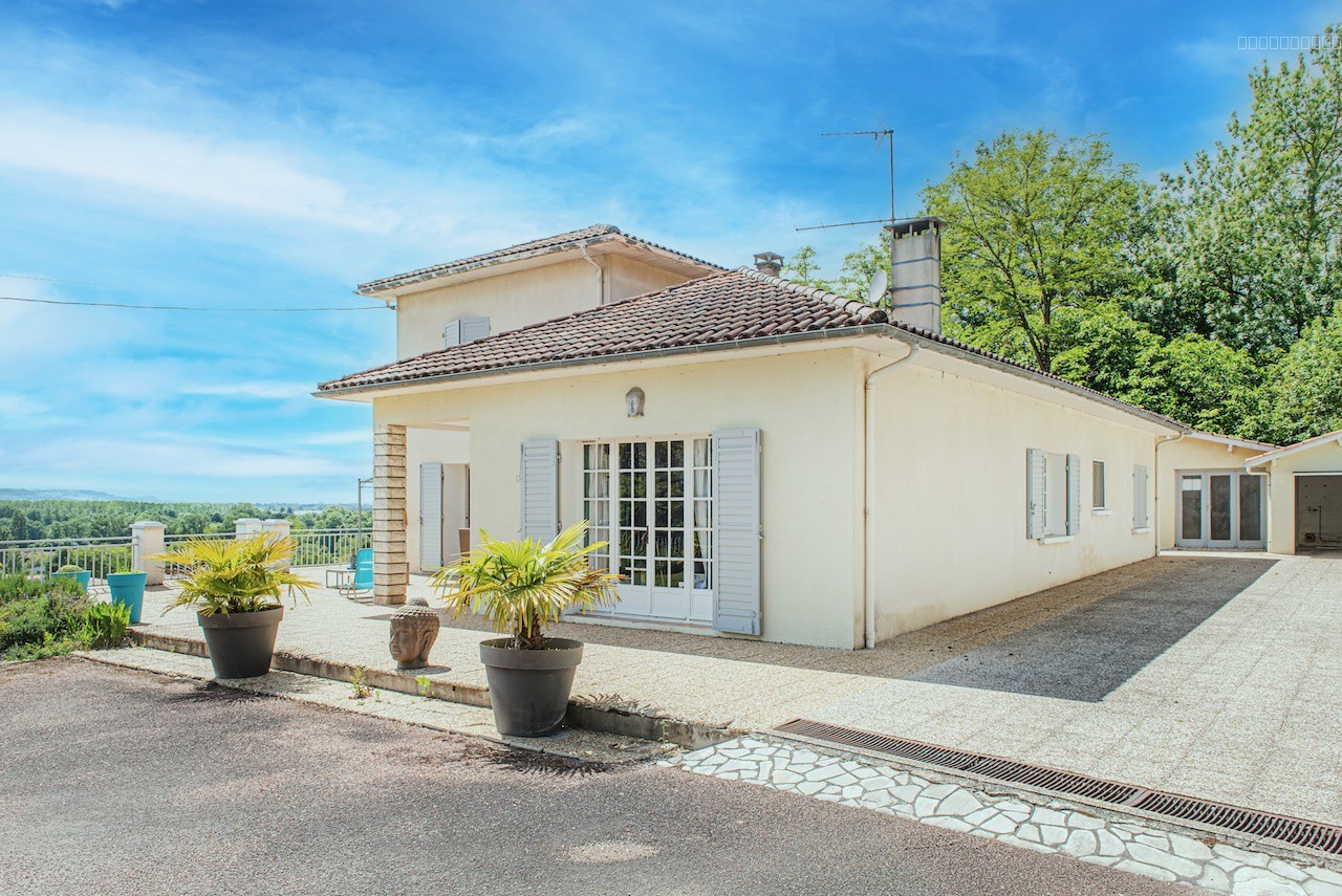 Vue exceptionnelle et beaux volumes pour cette belle maison proche du centre de Villeneuve sur Lot — photo 3