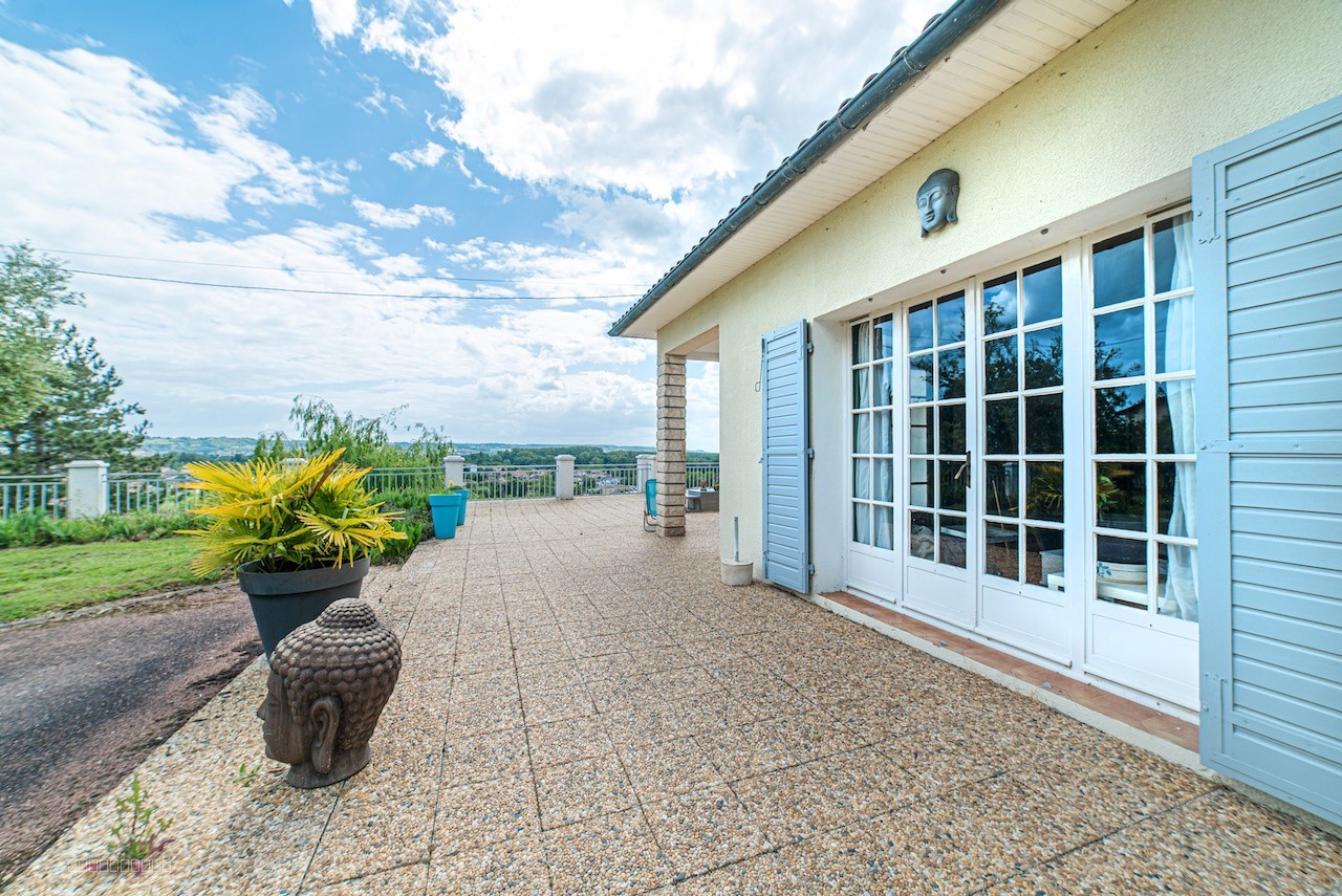 Vue exceptionnelle et beaux volumes pour cette belle maison proche du centre de Villeneuve sur Lot — photo 4
