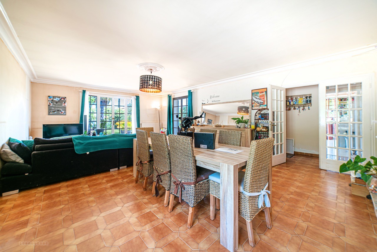 Vue exceptionnelle et beaux volumes pour cette belle maison proche du centre de Villeneuve sur Lot — photo 12
