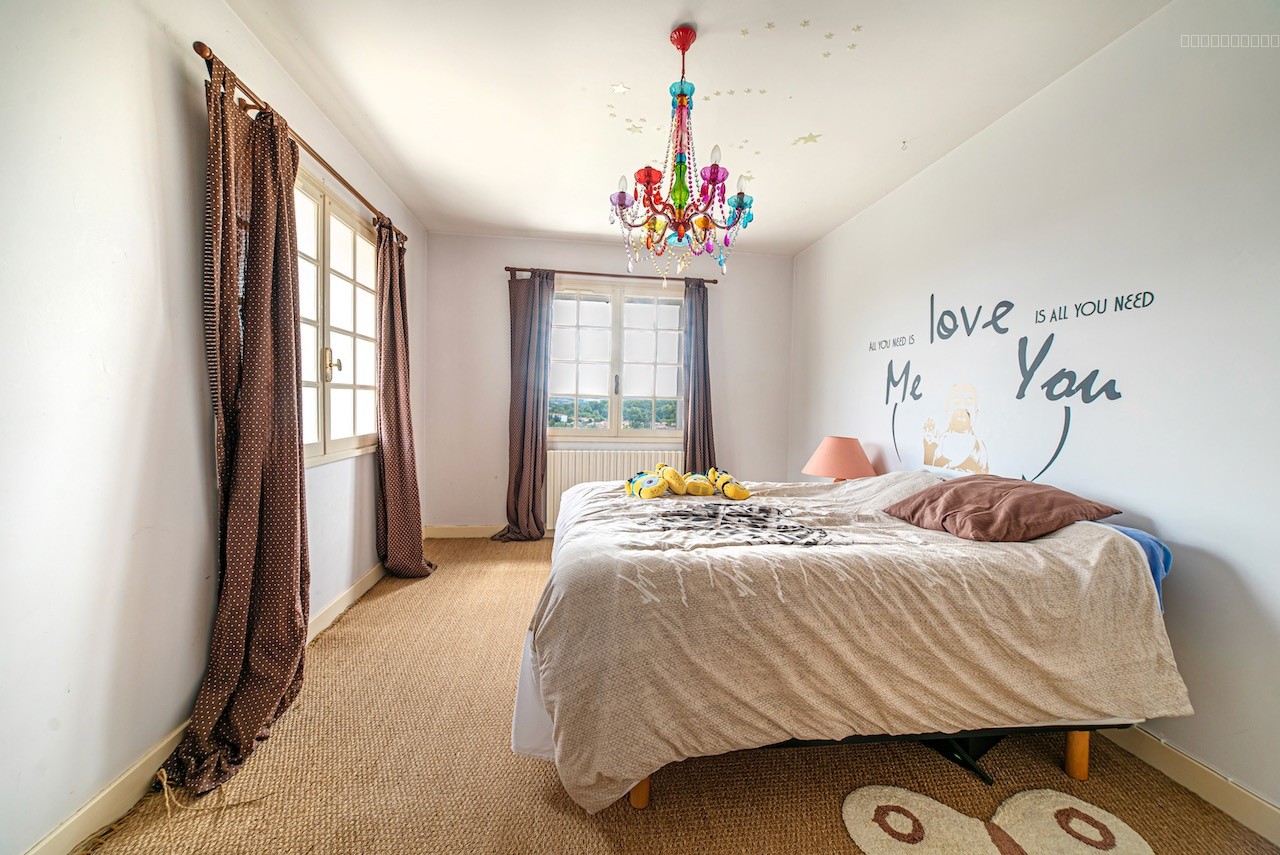 Vue exceptionnelle et beaux volumes pour cette belle maison proche du centre de Villeneuve sur Lot — photo 19