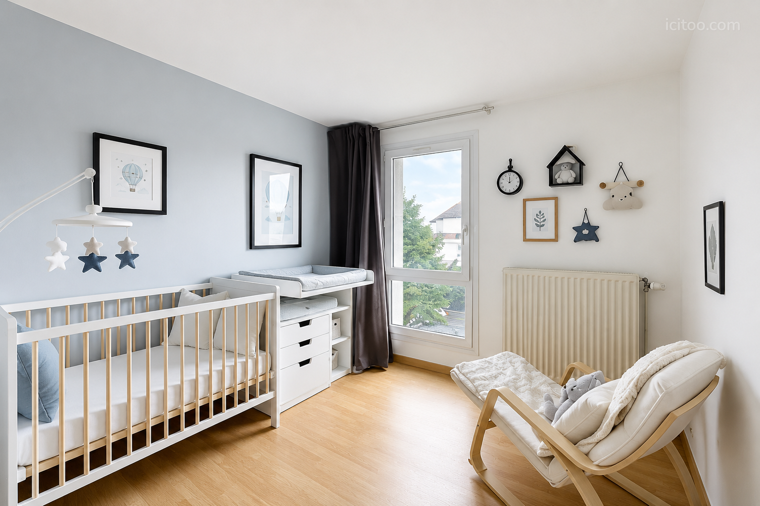 Chambre d'enfant lumineuse à Pontault-Combault, équipée d'un lit bébé, d'une table à langer et d'une chaise.