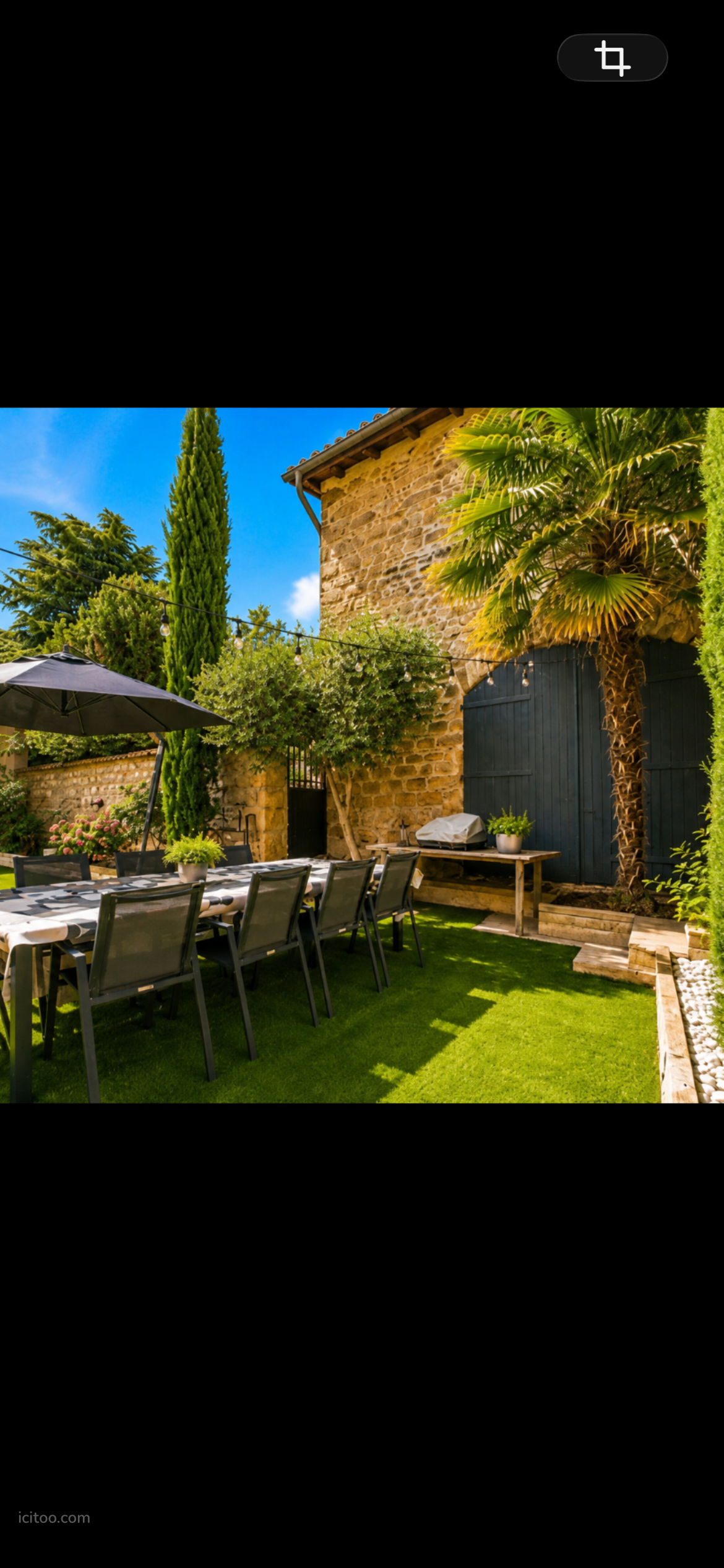 Cour intérieure avec table et chaises, jardin paysagé d'une villa à vendre à Millery