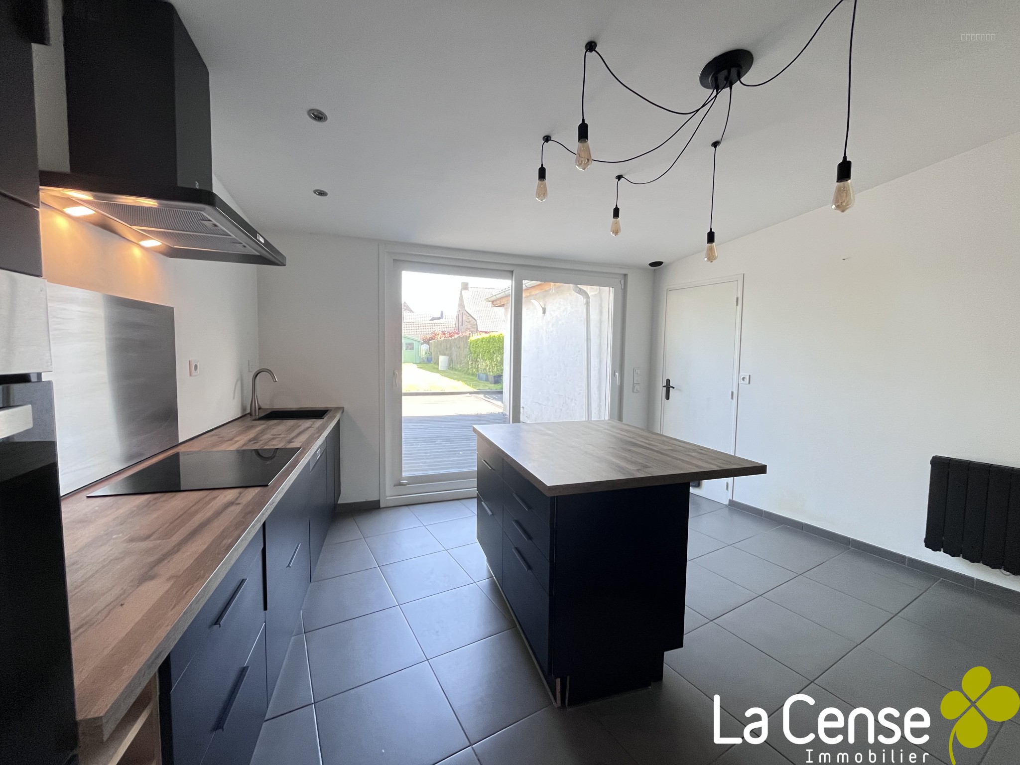 LEERS - Maison rénovée avec jardin et place de parking privative au calme — photo 3