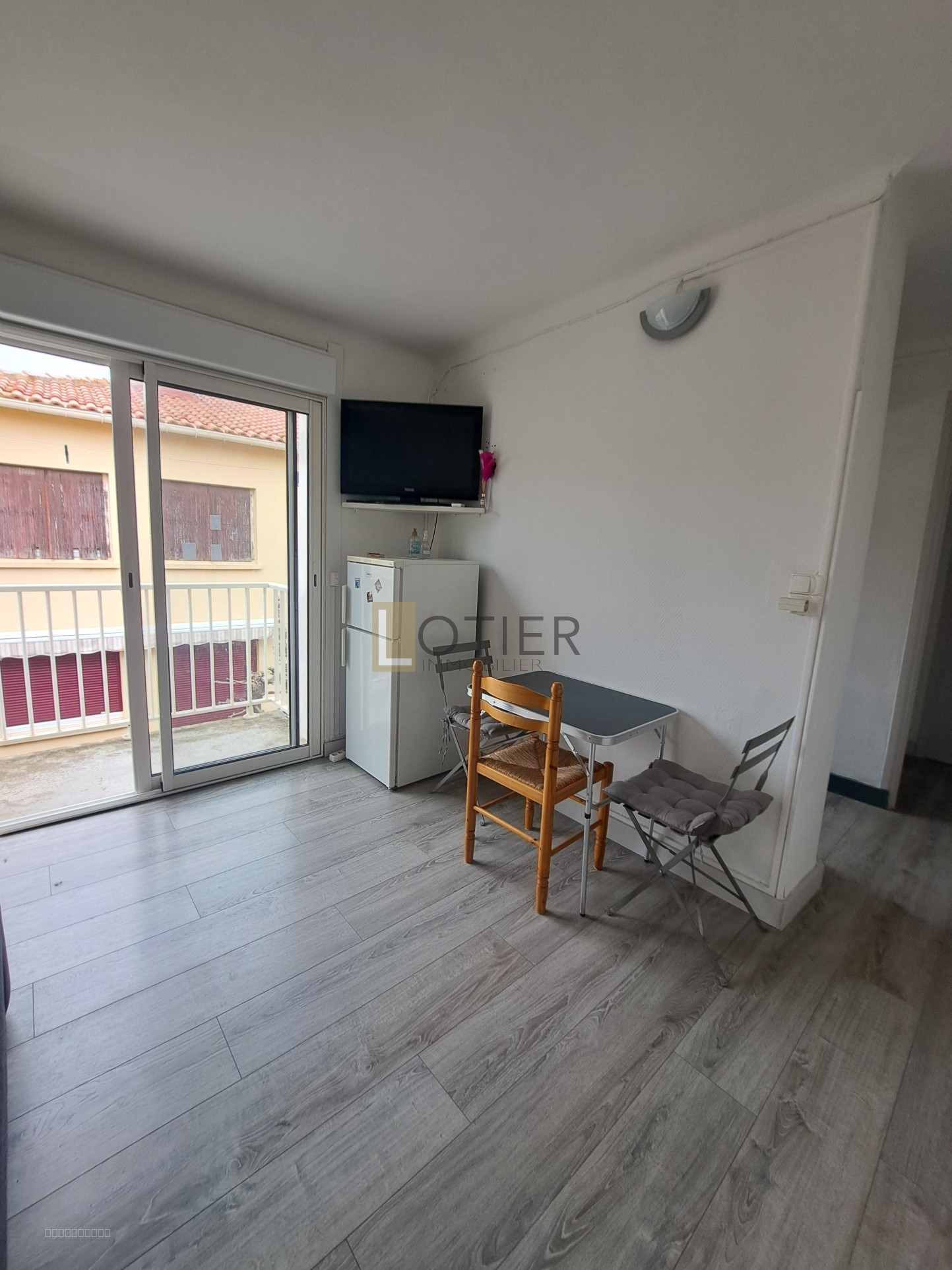 A VENDRE, VALRAS (34)   DANS PETITE RESIDENCE   STUDIO AVEC BALCON. — photo 4