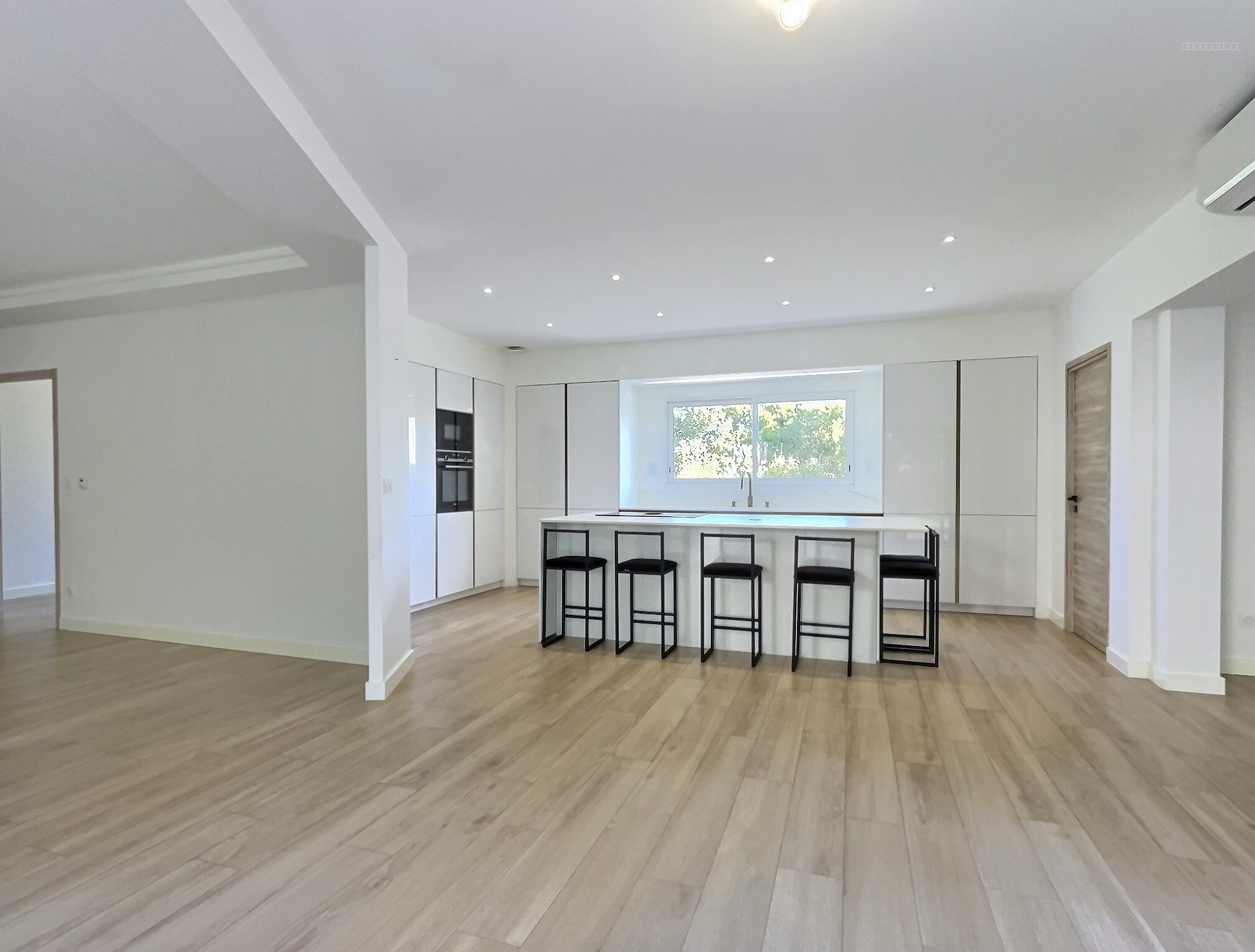 Villa contemporaine de type 6/7 de plain-pied — photo 9