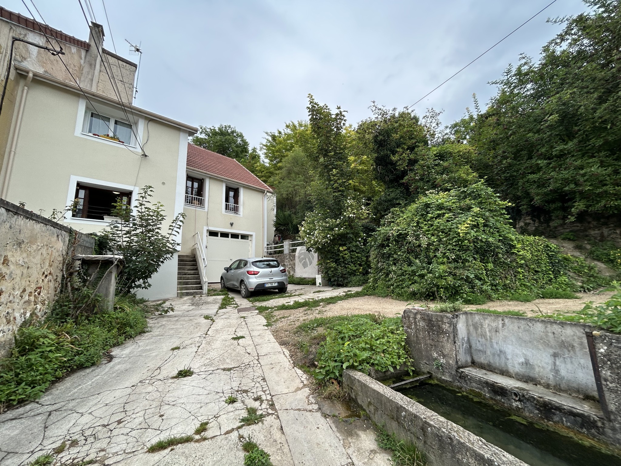 À Crouttes-Sur-Marne (02), immeuble pour investisseur — photo 1