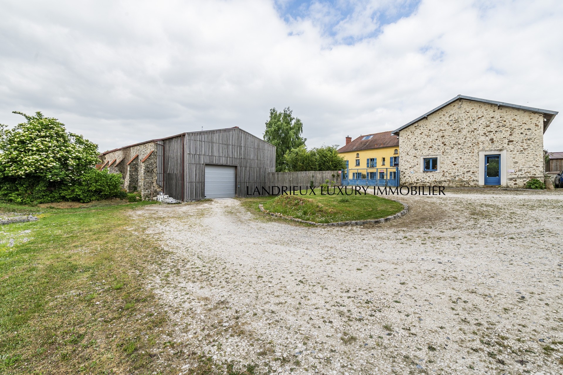 Propriété de charme 330m2 avec dépendances et potentiel exceptionnel — photo 9