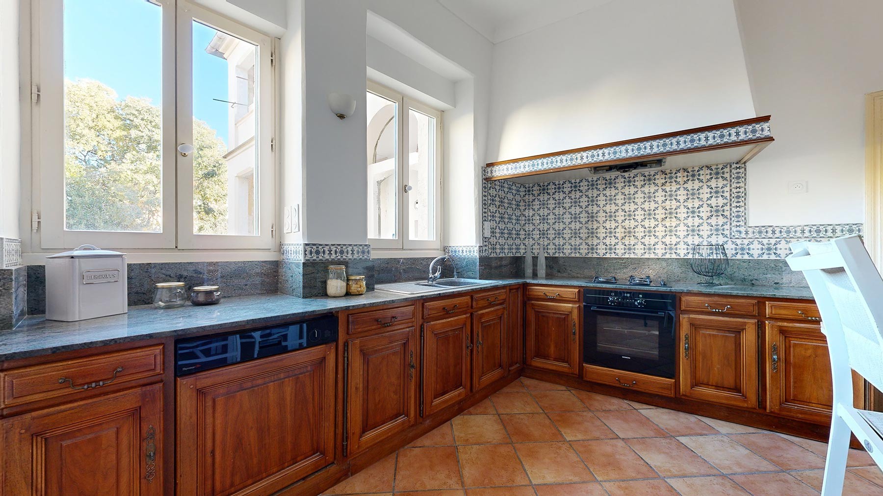 Uzès - Maison Bourgeoise de 217 m2 avec jardin — photo 16
