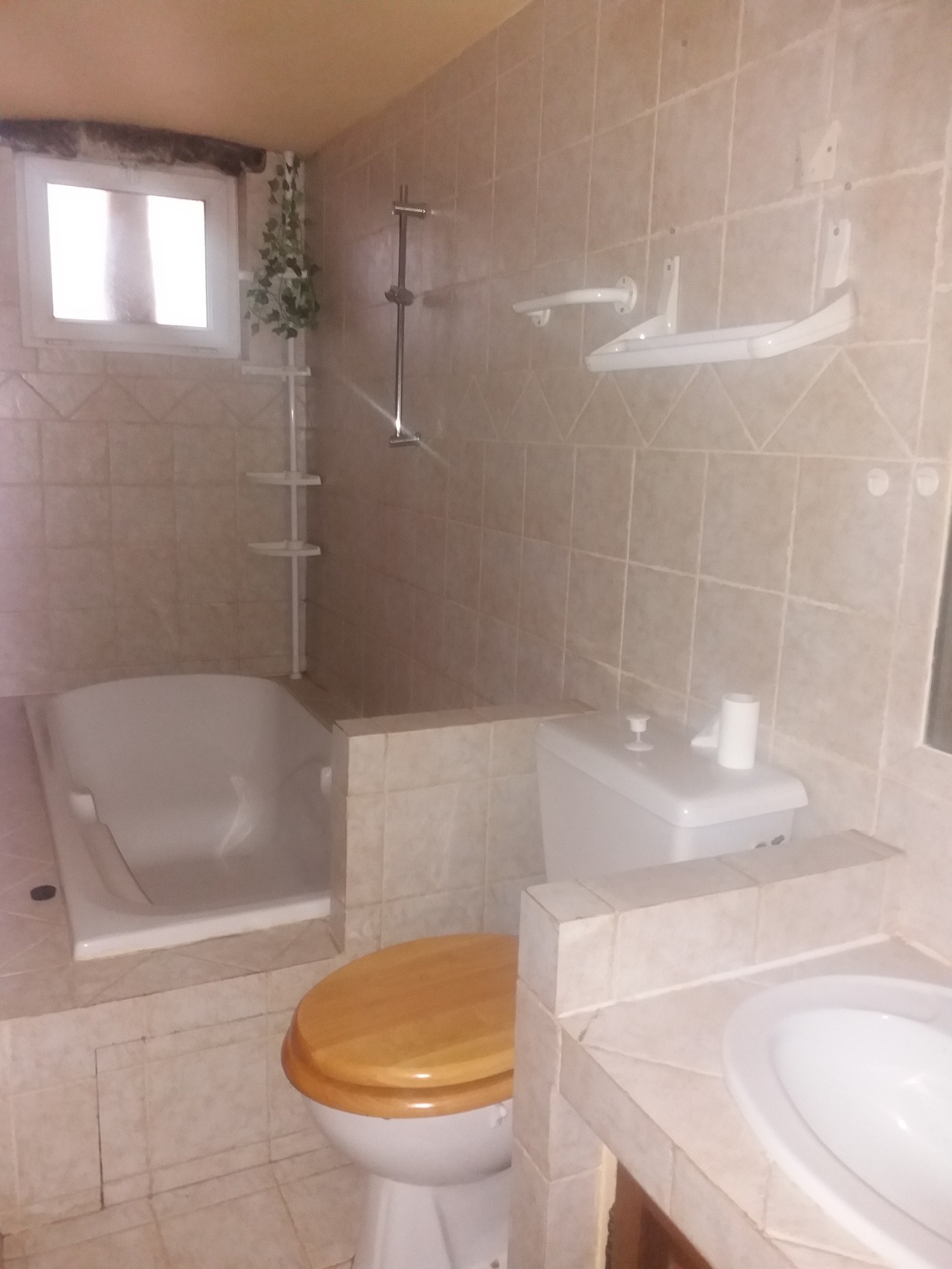 APPARTEMENT DE TYPE P3 AIGUES-VIVES — photo 6