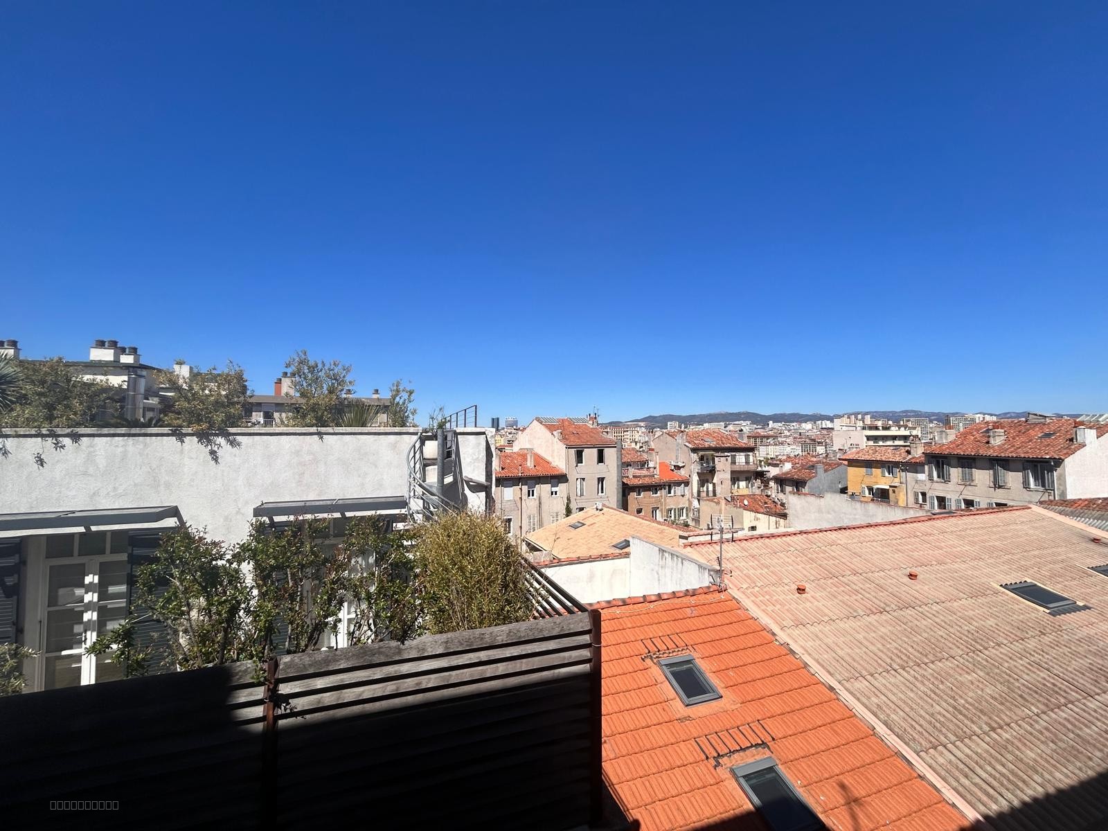 Grand studio 28m2 meublé vue sur les toits de Marseille — photo 2