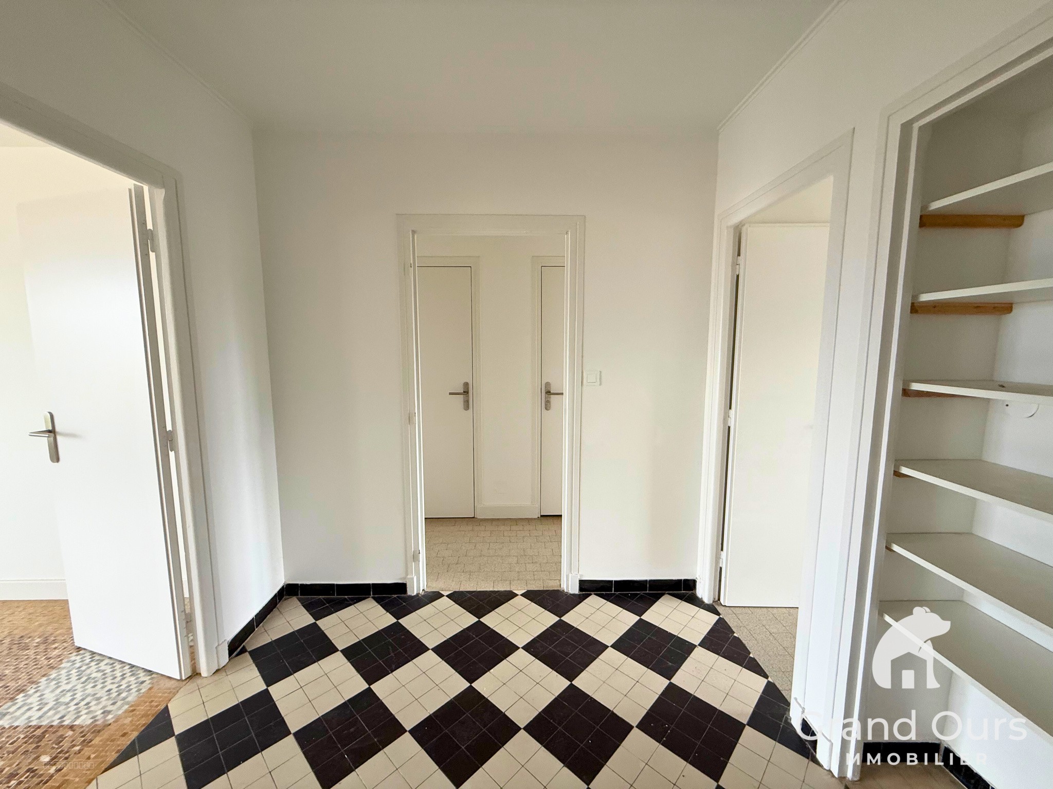 YZEURE - Appartement T4bis Lumineux avec Balcons, Garage et Jardin Privatif — photo 8