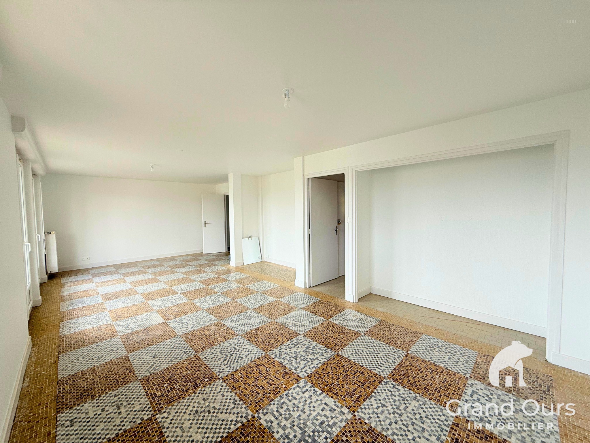 YZEURE - Appartement T4bis Lumineux avec Balcons, Garage et Jardin Privatif — photo 3