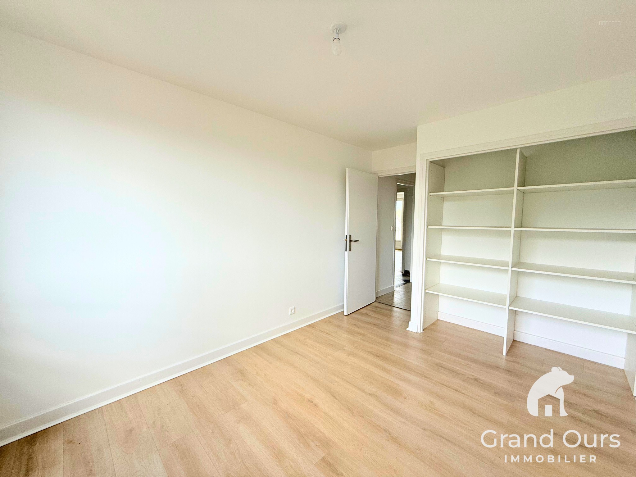 YZEURE - Appartement T4bis Lumineux avec Balcons, Garage et Jardin Privatif — photo 5