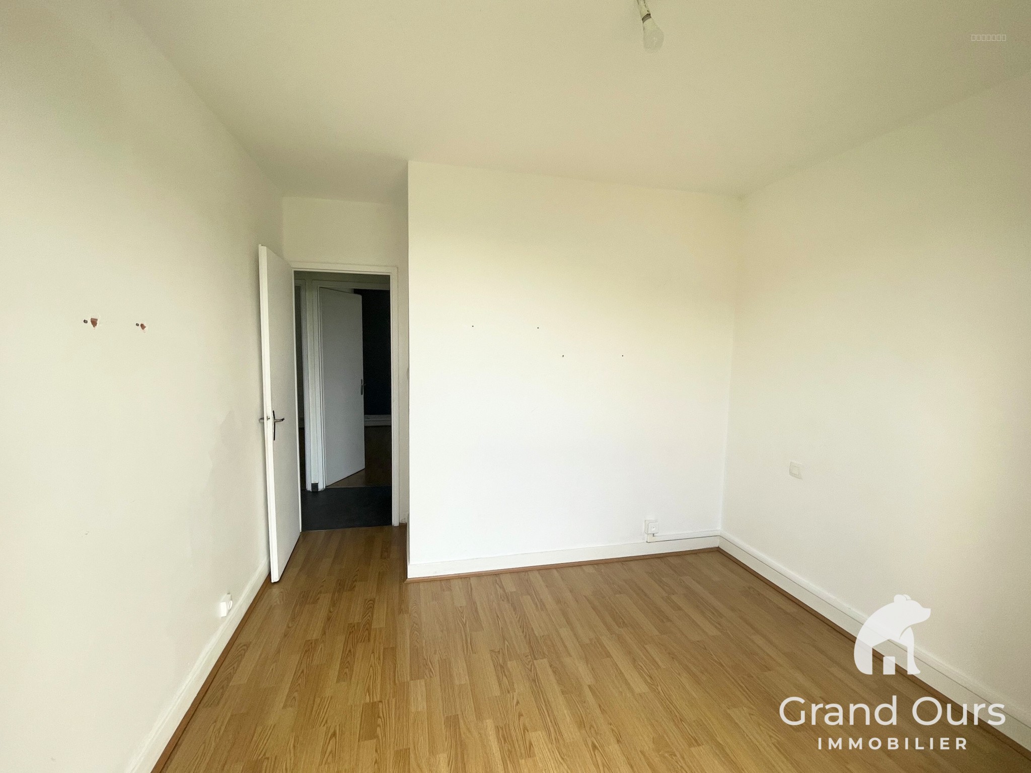 YZEURE -  Maison 5 Pièces avec Terrasse, Jardin et Garage — photo 9