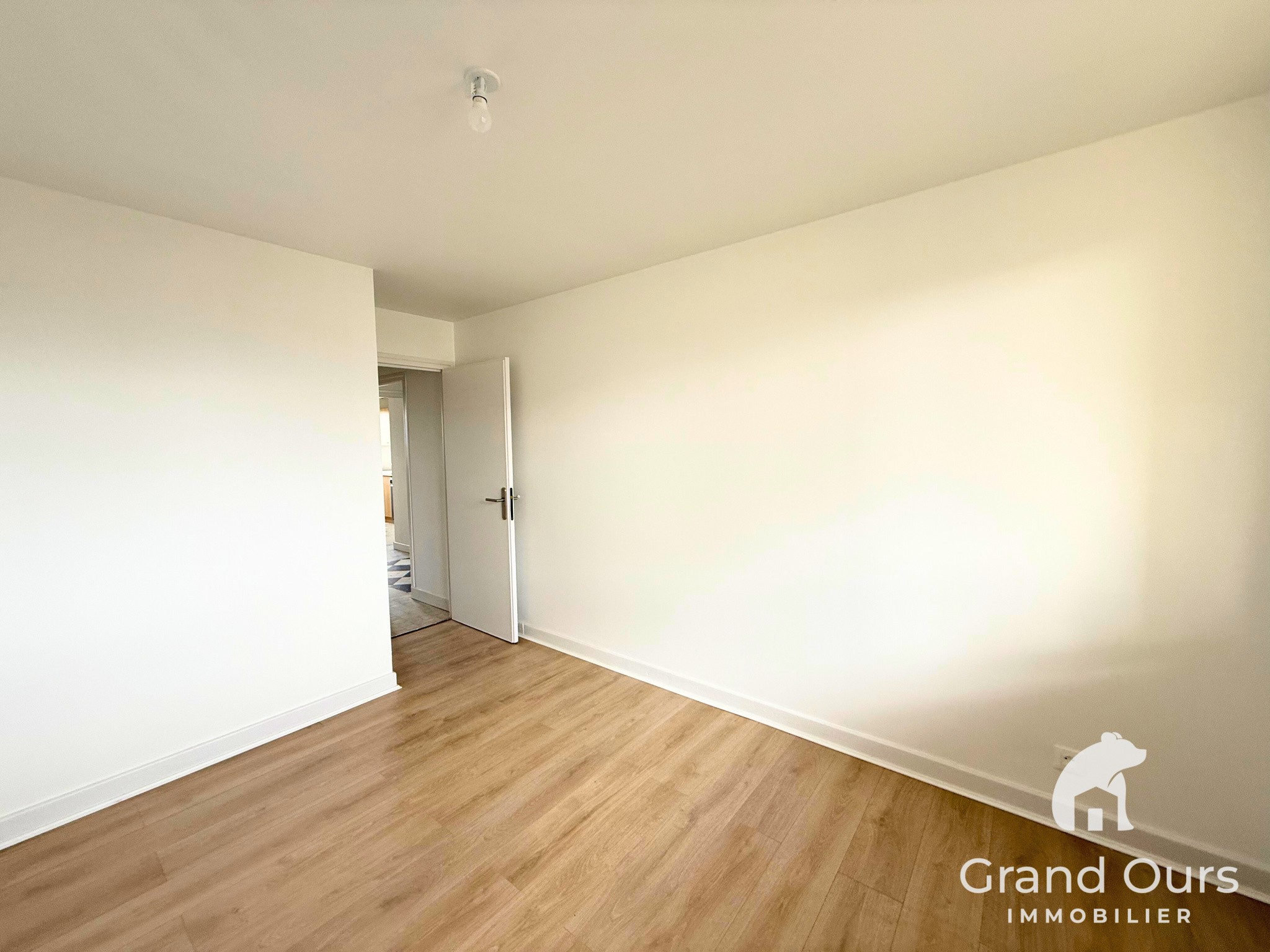 YZEURE - Appartement T4bis Lumineux avec Balcons, Garage et Jardin Privatif — photo 4