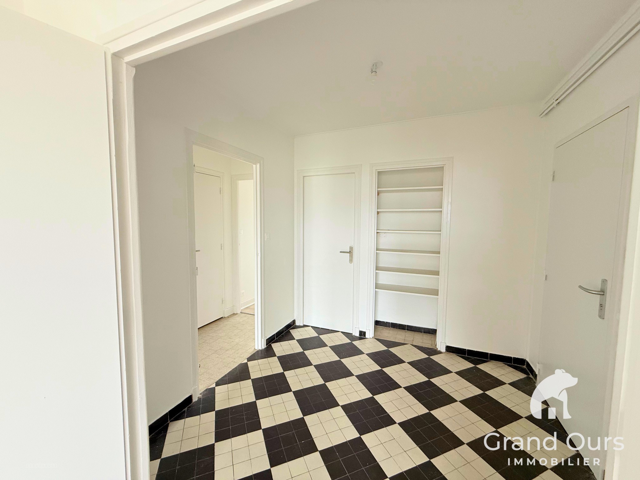 YZEURE - Appartement T4bis Lumineux avec Balcons, Garage et Jardin Privatif — photo 2