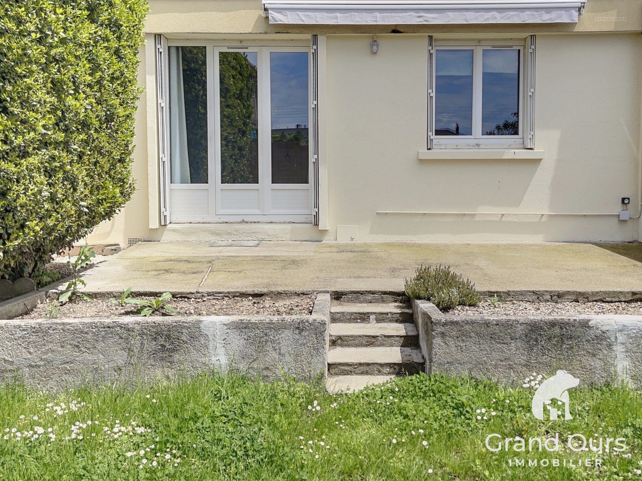 YZEURE -  Maison 5 Pièces avec Terrasse, Jardin et Garage — photo 3