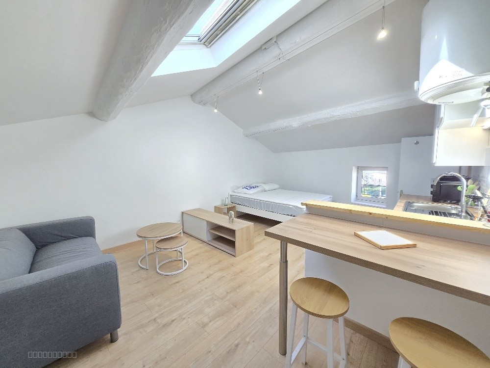 Studio meublé design 25 m2 Francheville (Limite Tassin) — photo 2