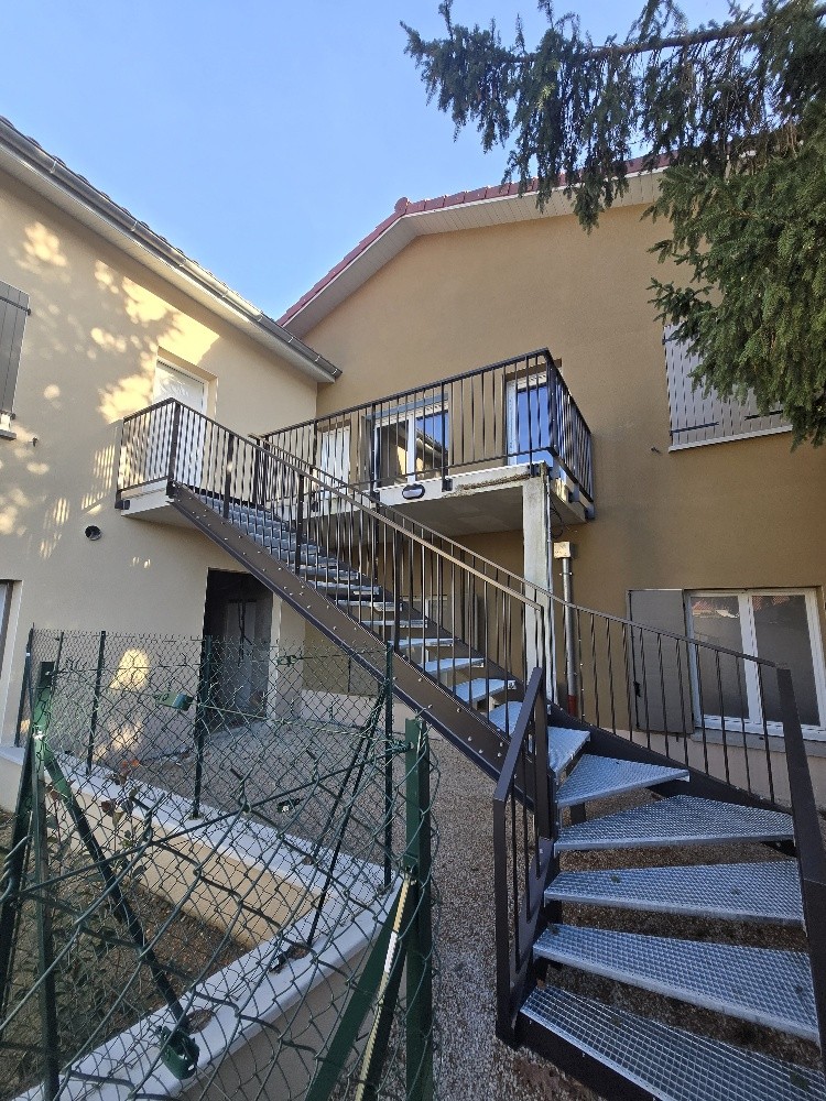 Appartement T4 de 80 m2 hab.avec balcon et 2 places de stationnement 69630 Chaponost — photo 1