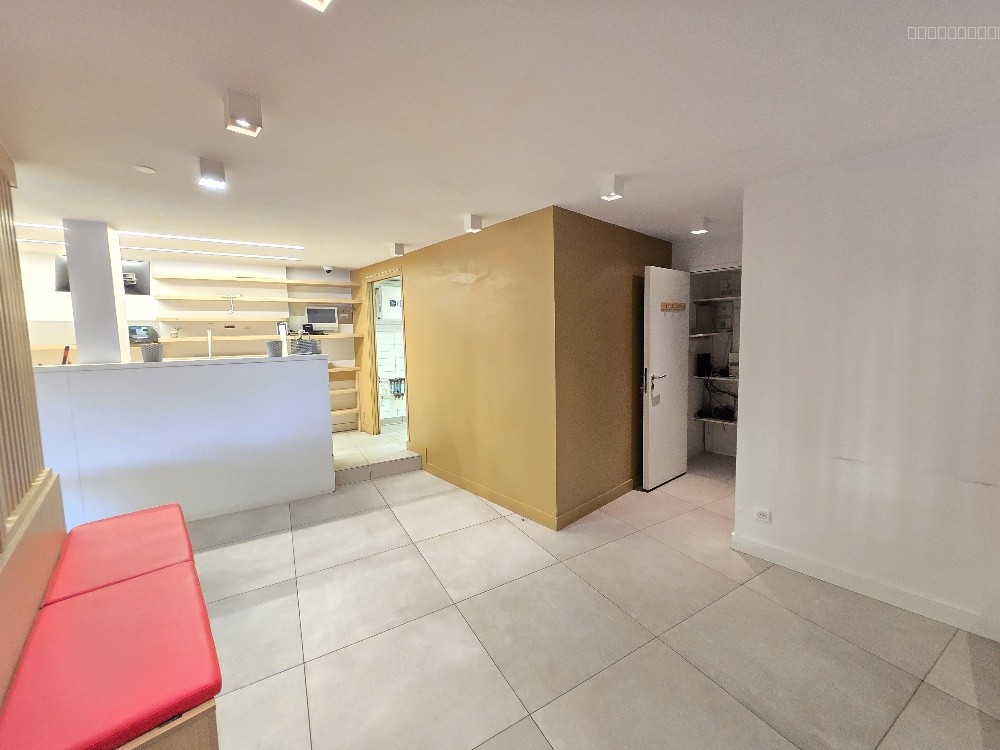Local commercial 72 m2 centre Grézieu La Varenne — photo 7