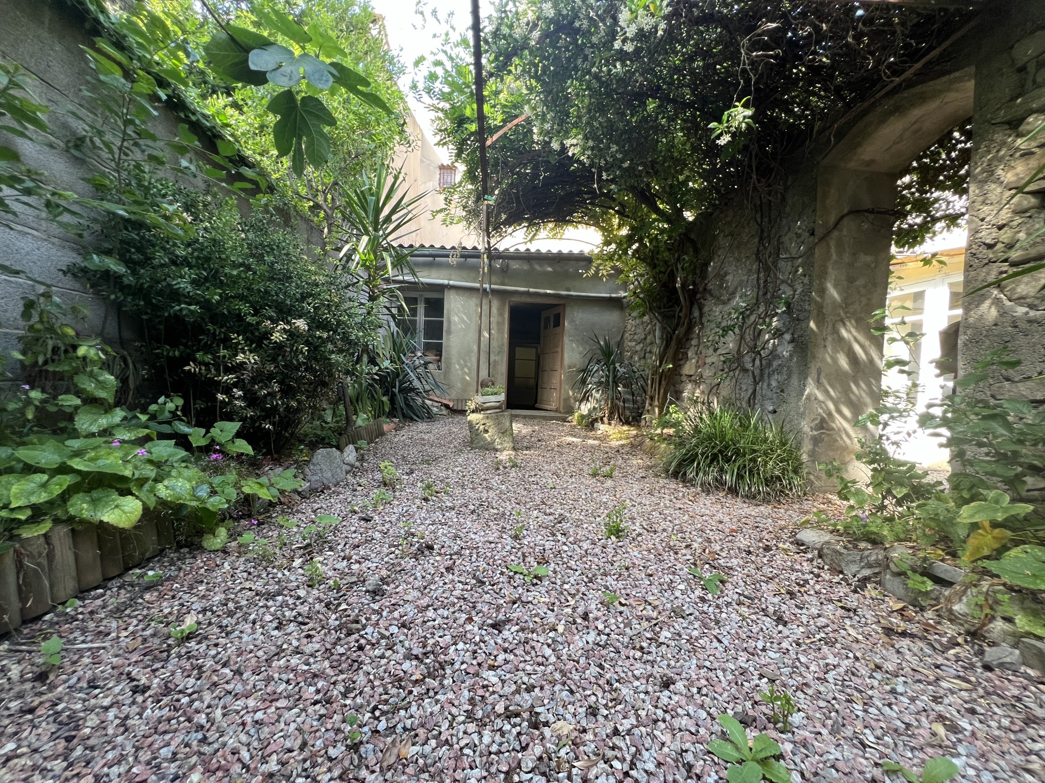 maison de village avec cour sans vis a vis et garage — photo 17