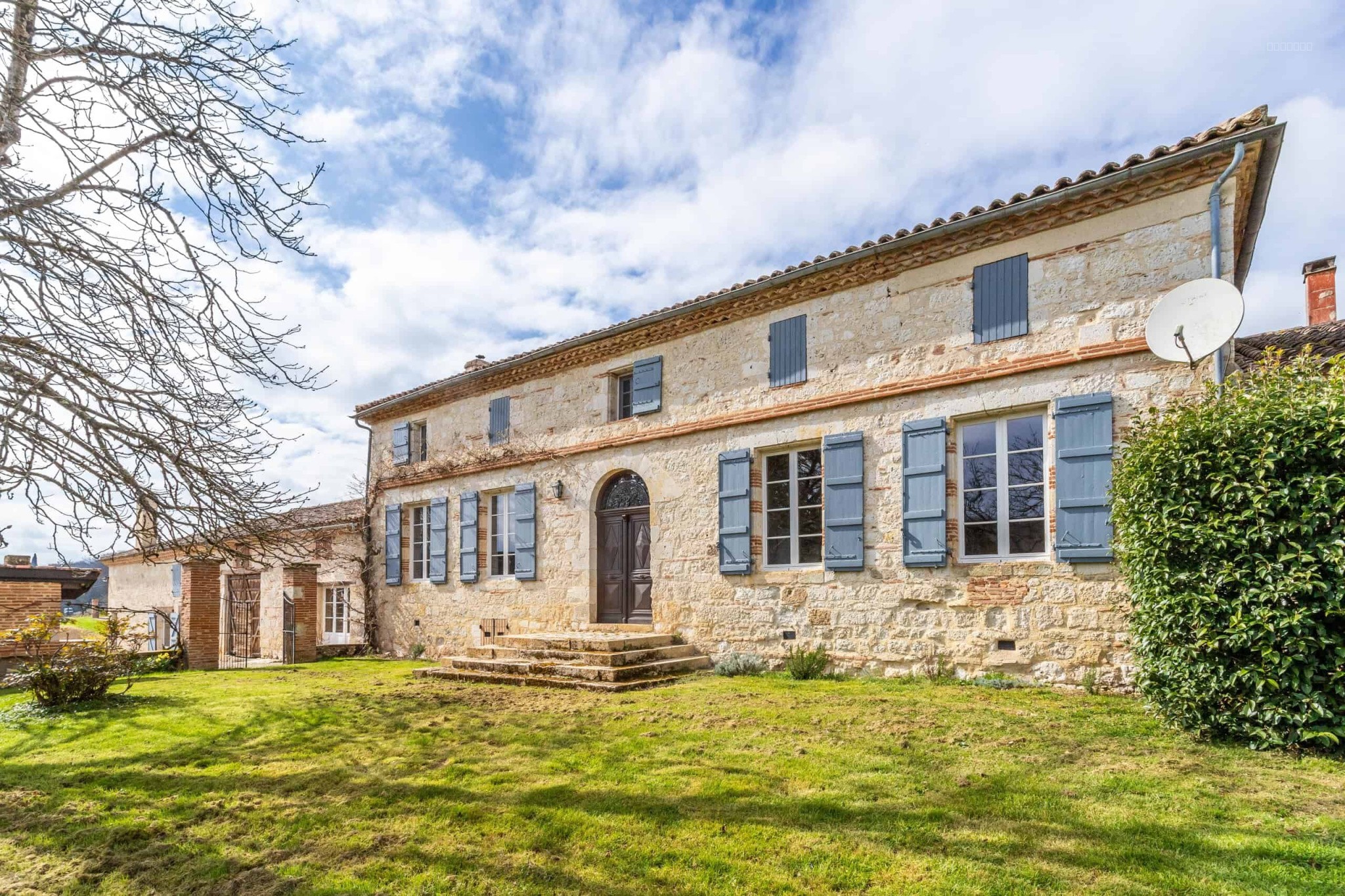 Country estate with equestrian facilities and lake — photo 7