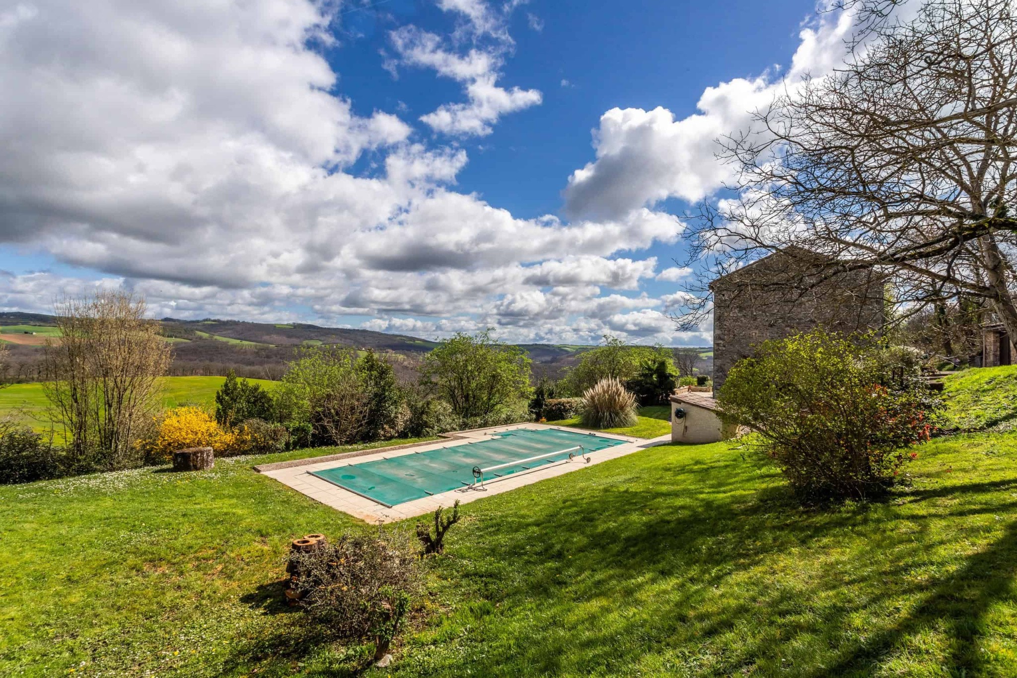 Country property with pool and view — photo 3