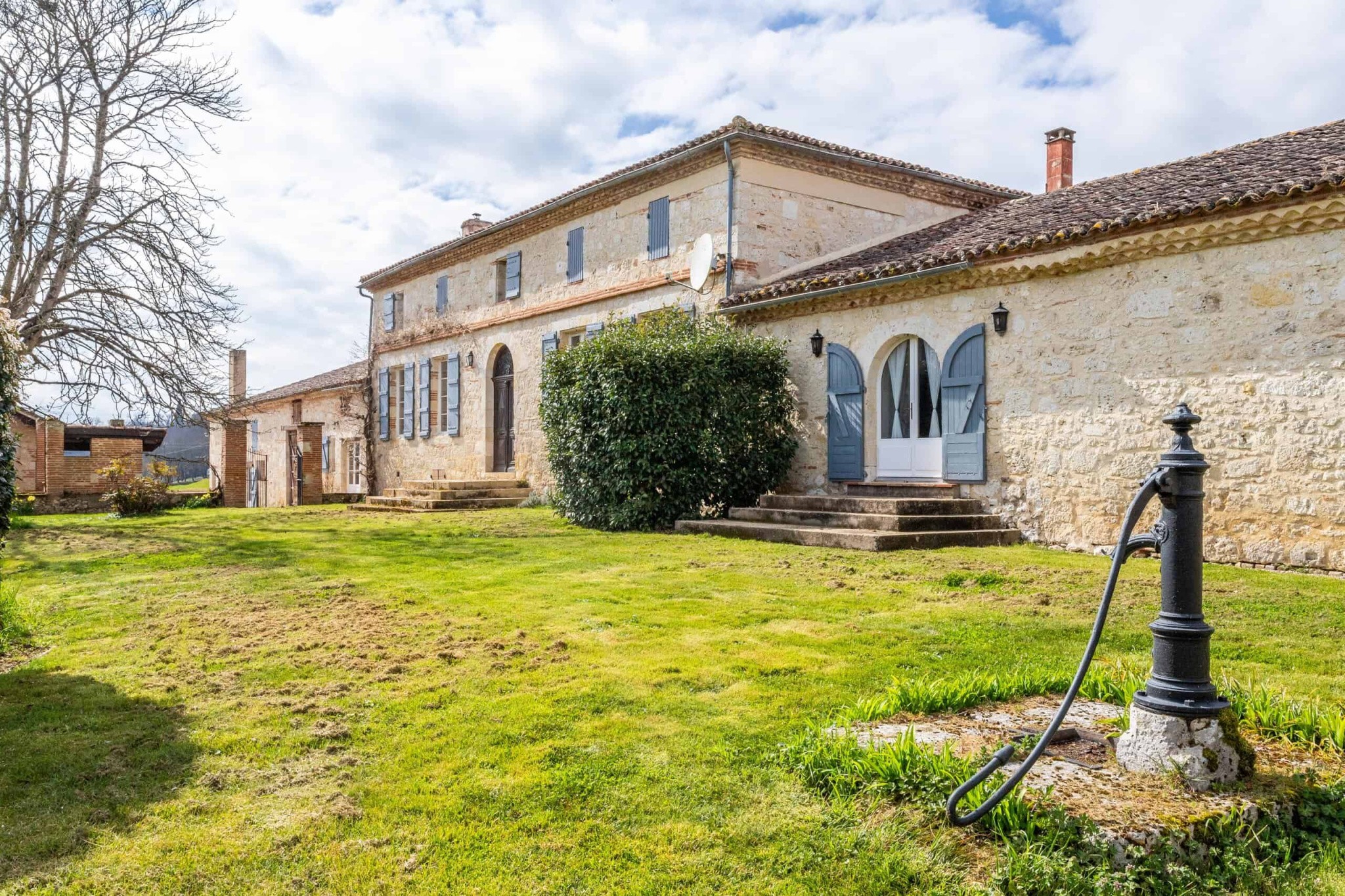 Country estate with equestrian facilities and lake — photo 8