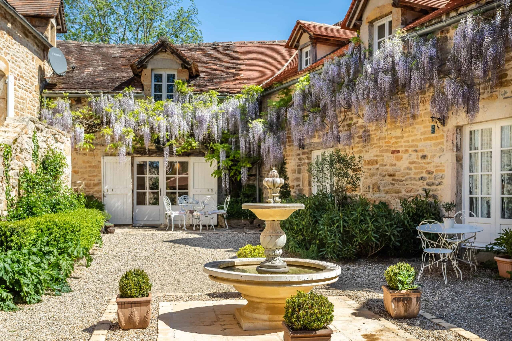 Country property with guest accommodation, pool and outbuildings — photo 8