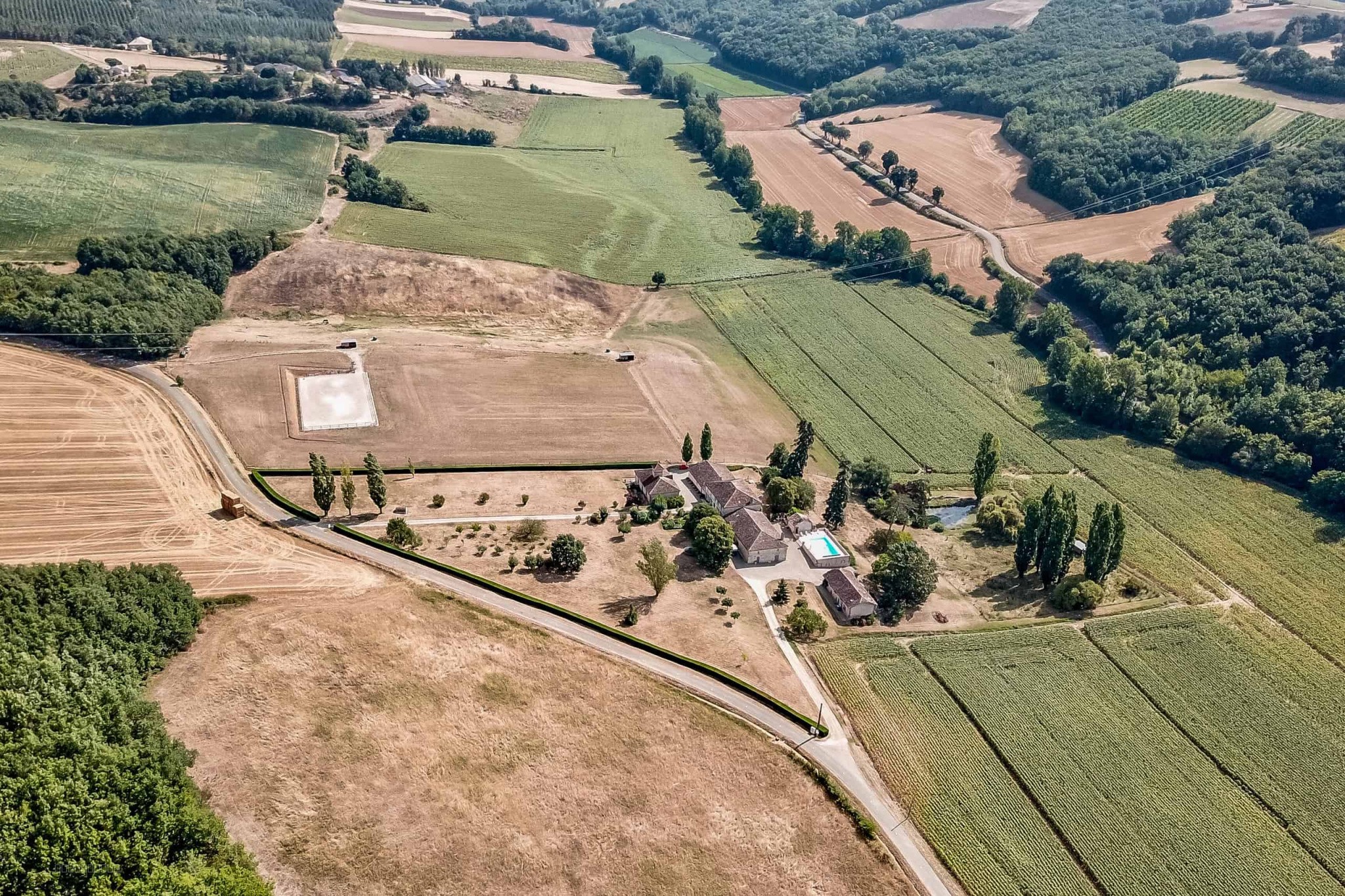 Country estate with equestrian facilities and lake — photo 20
