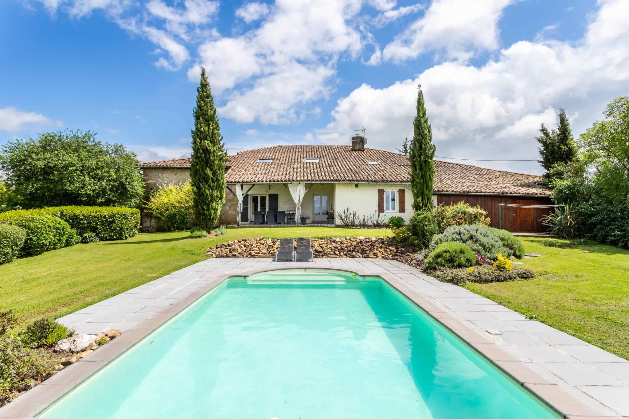 Country property with pool, land, outbuildings and view over a lake — photo 4