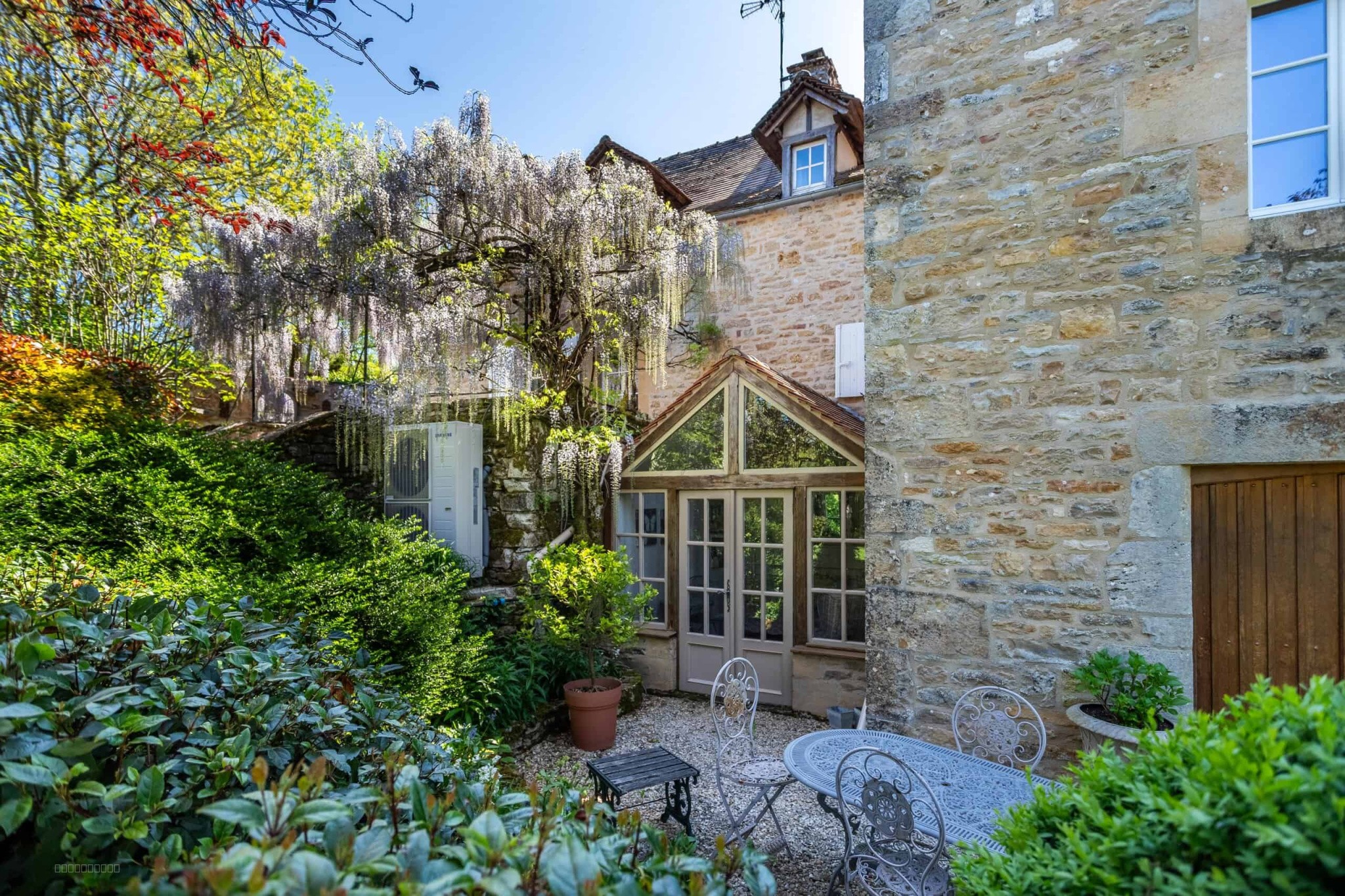 Country property with guest accommodation, pool and outbuildings — photo 18