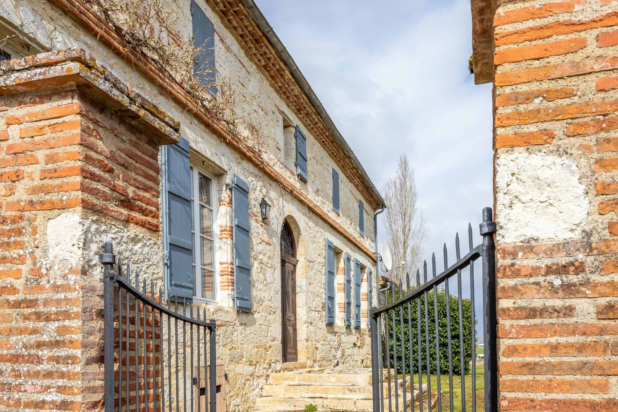 Country estate with equestrian facilities and lake — photo 12