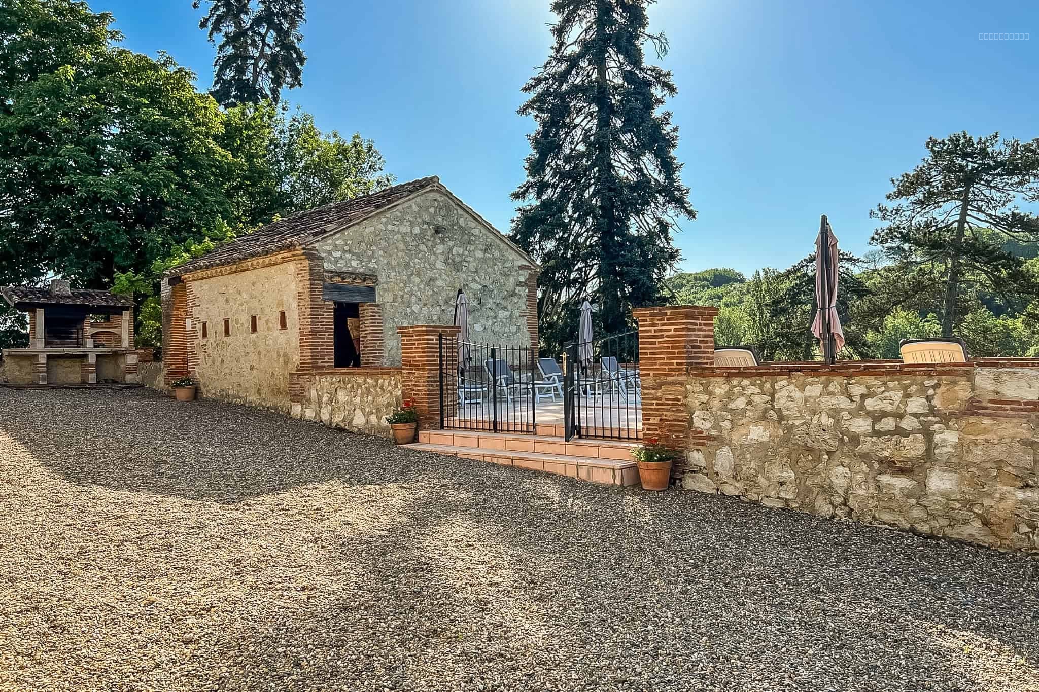 Country estate with equestrian facilities and lake — photo 13