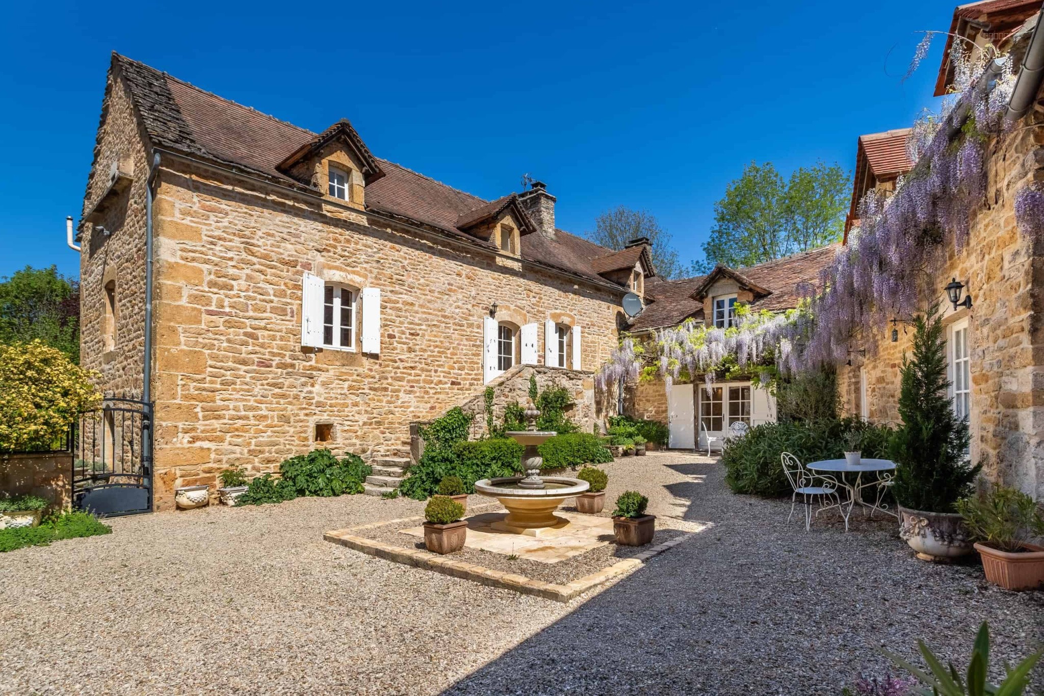 Country property with guest accommodation, pool and outbuildings — photo 9