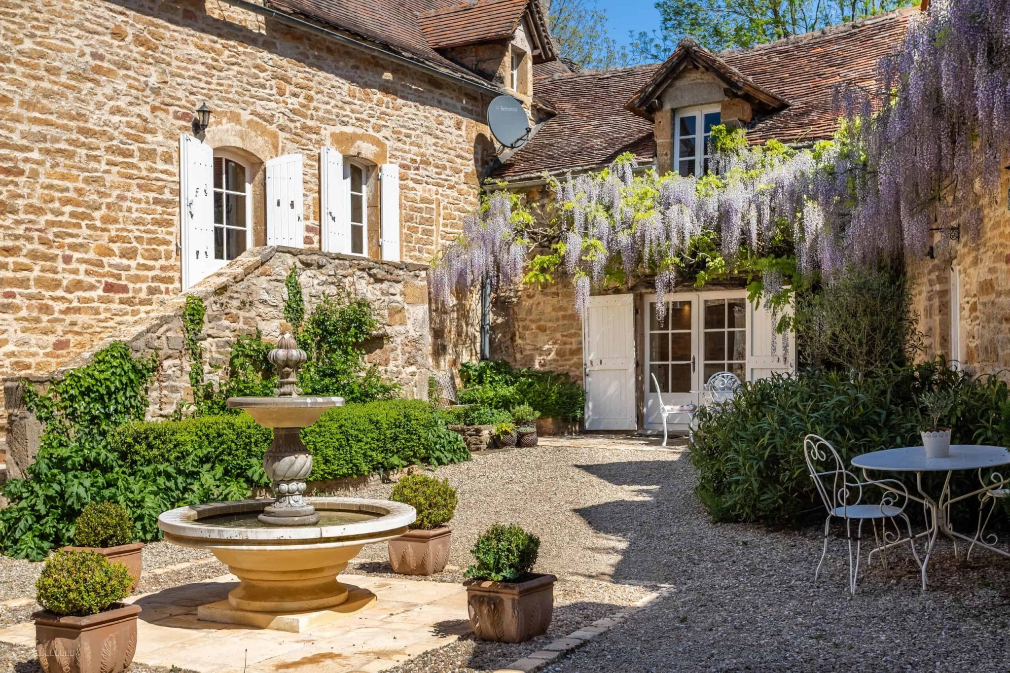Country property with guest accommodation, pool and outbuildings — photo 10