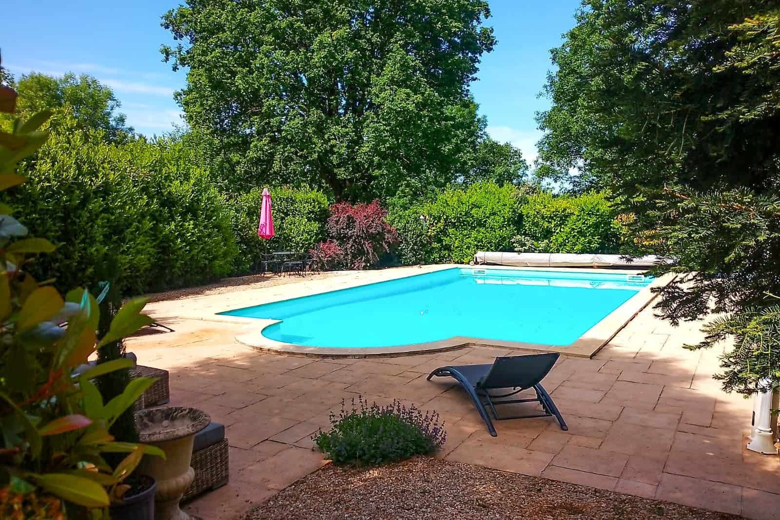 Country property with guest accommodation, pool and outbuildings — photo 15