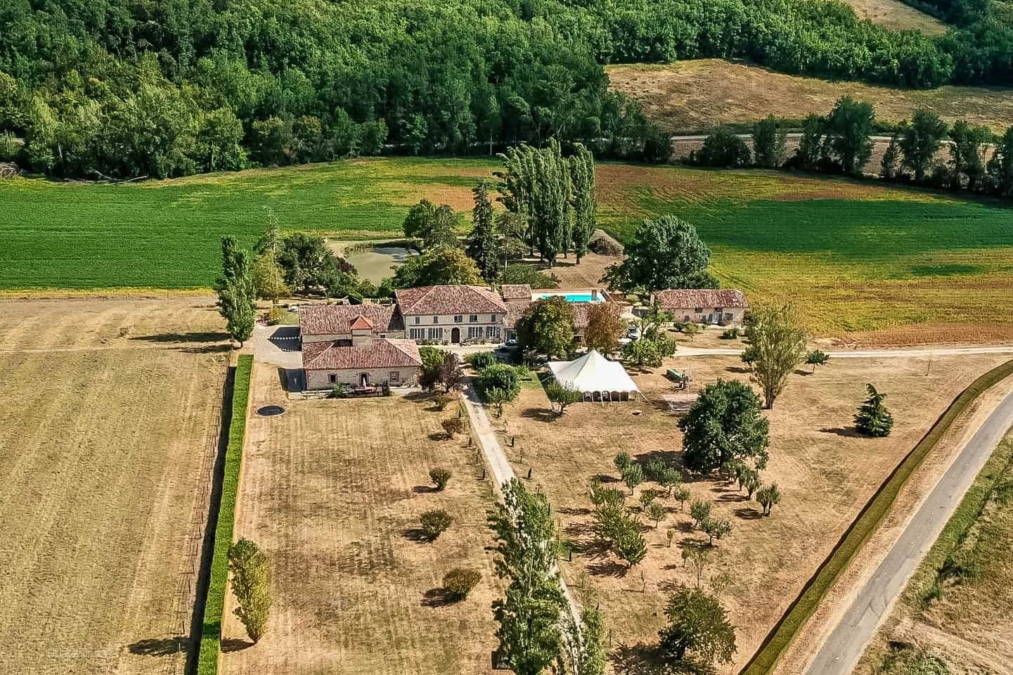 Country estate with equestrian facilities and lake — photo 2