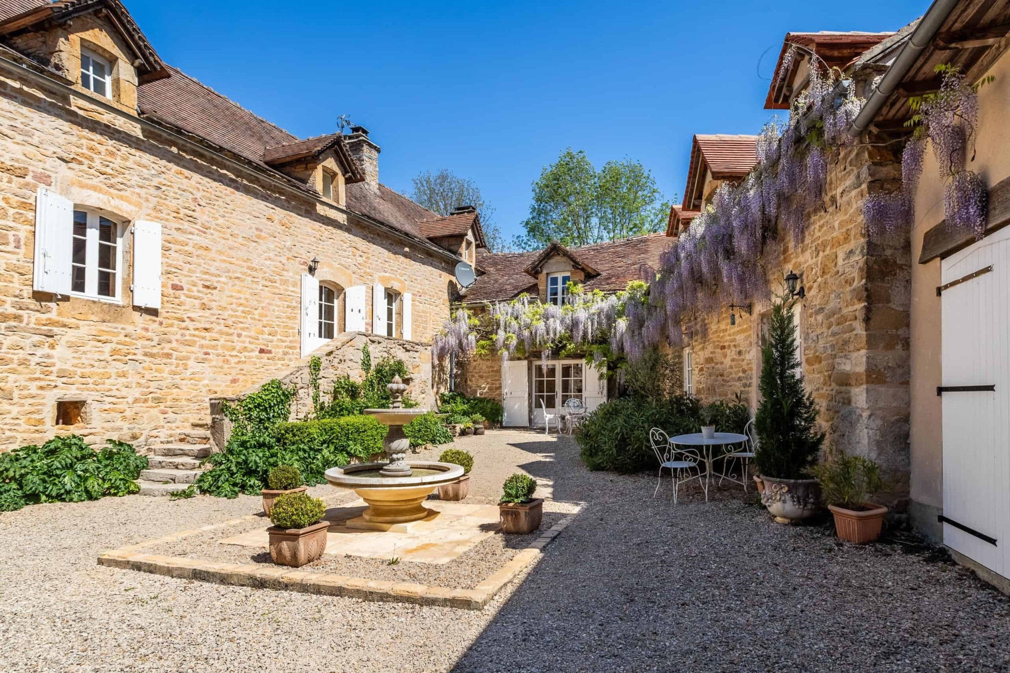 Country property with guest accommodation, pool and outbuildings — photo 12